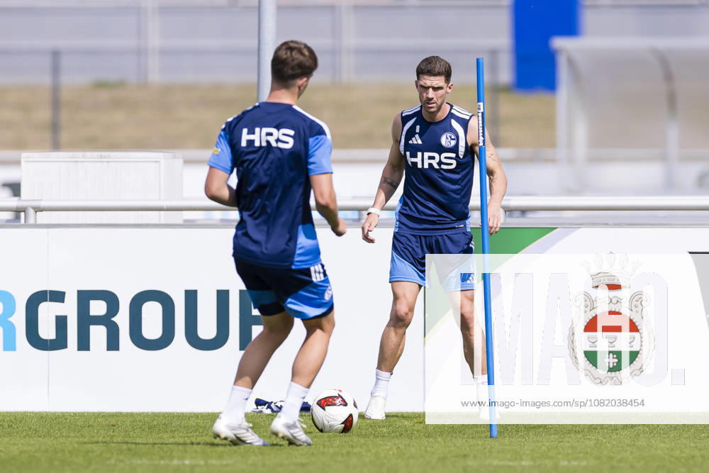 Fussball, Training des FC Schalke 04. Robin Gosens (FC Schalke 04). Gelsenkirchen Trainingsgelände FC Schalke 04 NRW Deutschland xRHR-FOTO YYx
