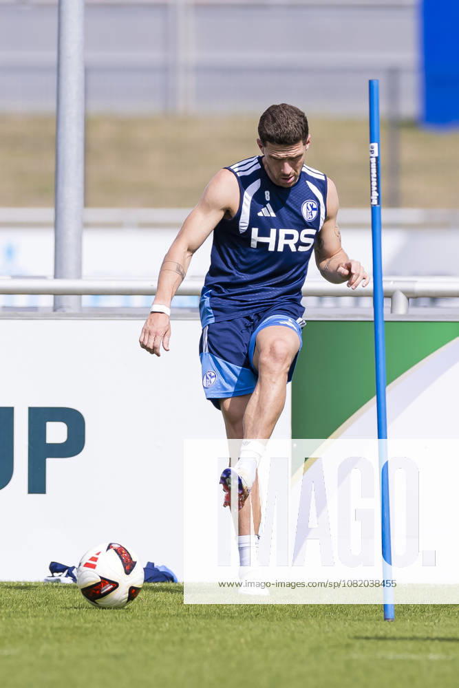 Fussball, Training des FC Schalke 04. Robin Gosens (FC Schalke 04). Gelsenkirchen Trainingsgelände FC Schalke 04 NRW Deutschland xRHR-FOTO YYx