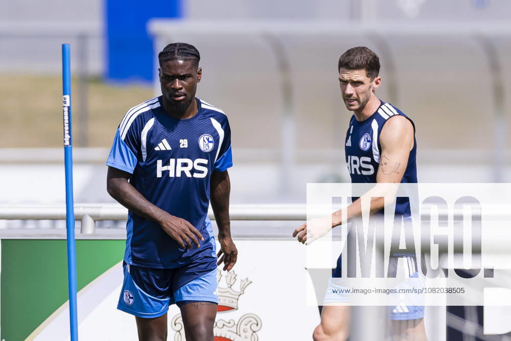 Fussball, Training des FC Schalke 04. v. l. Junior Dina Ebimbe (FC Schalke 04), Robin Gosens (FC Schalke 04). Gelsenkirchen Trainingsgelände FC Schalke 04 NRW Deutschland xRHR-FOTO YYx