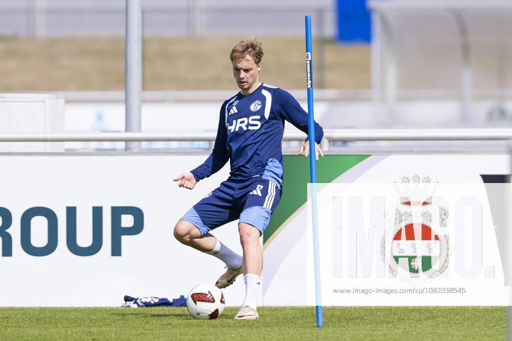 Fussball, Training des FC Schalke 04. Finn Porath (FC Schalke 04). Gelsenkirchen Trainingsgelände FC Schalke 04 NRW Deutschland xRHR-FOTO YYx