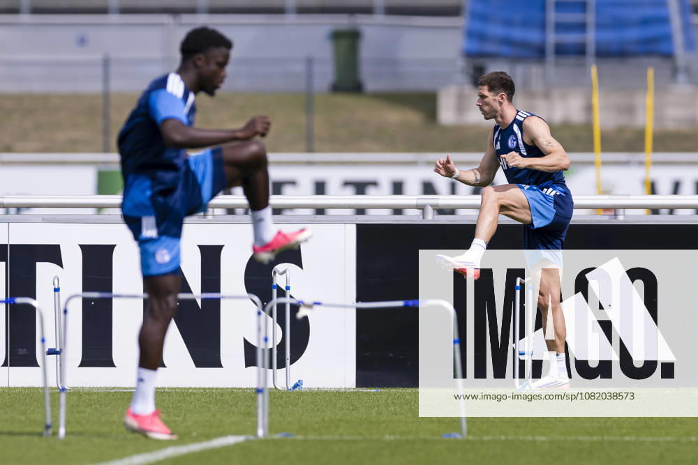 Fussball, Training des FC Schalke 04. Robin Gosens (FC Schalke 04) macht sich warm. Gelsenkirchen Trainingsgelände FC Schalke 04 NRW Deutschland xRHR-FOTO YYx