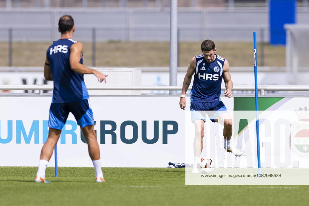 Fussball, Training des FC Schalke 04. Robin Gosens (FC Schalke 04). Gelsenkirchen Trainingsgelände FC Schalke 04 NRW Deutschland xRHR-FOTO YYx