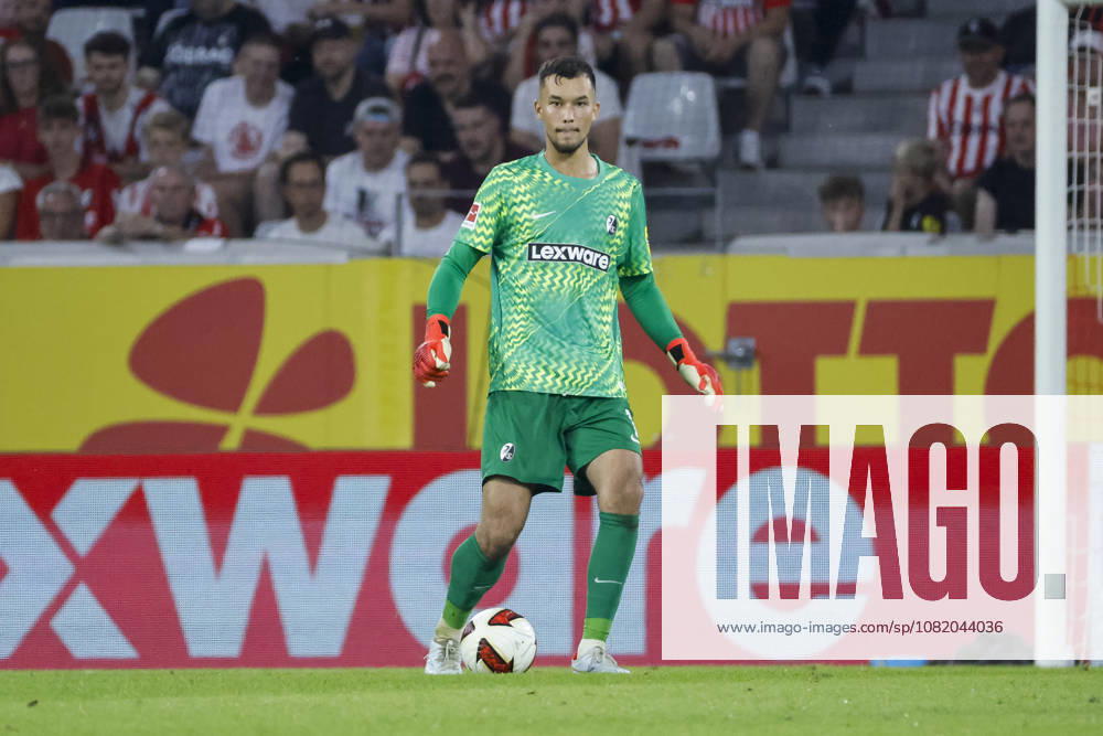 Mio Backhaus (SC Freiburg, 01) am Ball , Deutschland, Fussball, UEFA Conference League, Play-offs, 2026 2027, SC Freiburg vs. Motherwell FC, 27.08.2026, Freiburg im Breisgau Europa-Park Stadion Deutschland