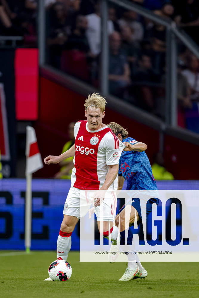 AMSTERDAM AFC Ajax Amsterdam midfielder Julian Brandt and FC Sion defender Numa Lavanchy during the UEFA Conference League at the Johan Cruijff ArenA on 27 August 2026 in Amsterdam, the Netherlands. (Photo by DeFodi Images) -