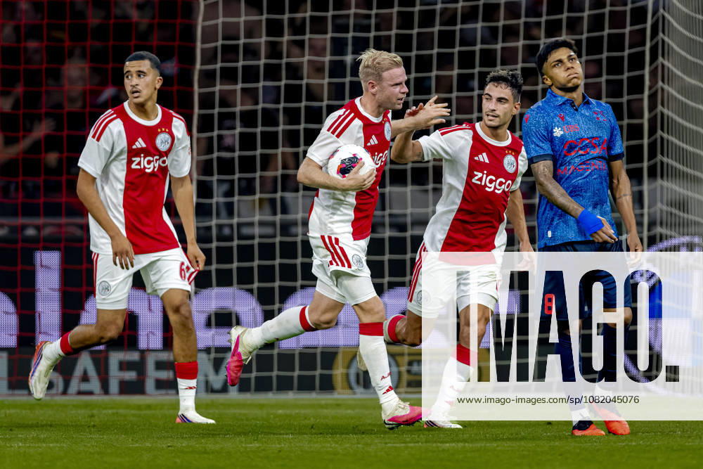 AMSTERDAM AFC Ajax Amsterdam midfielder Davy Klaassen scores the equaliser to make it 2 2 and celebrates the goal during the UEFA Conference League match at the Johan Cruijff ArenA on 27 August 2026 in Amsterdam, the Netherlands. (Photo by DeFodi Images) -