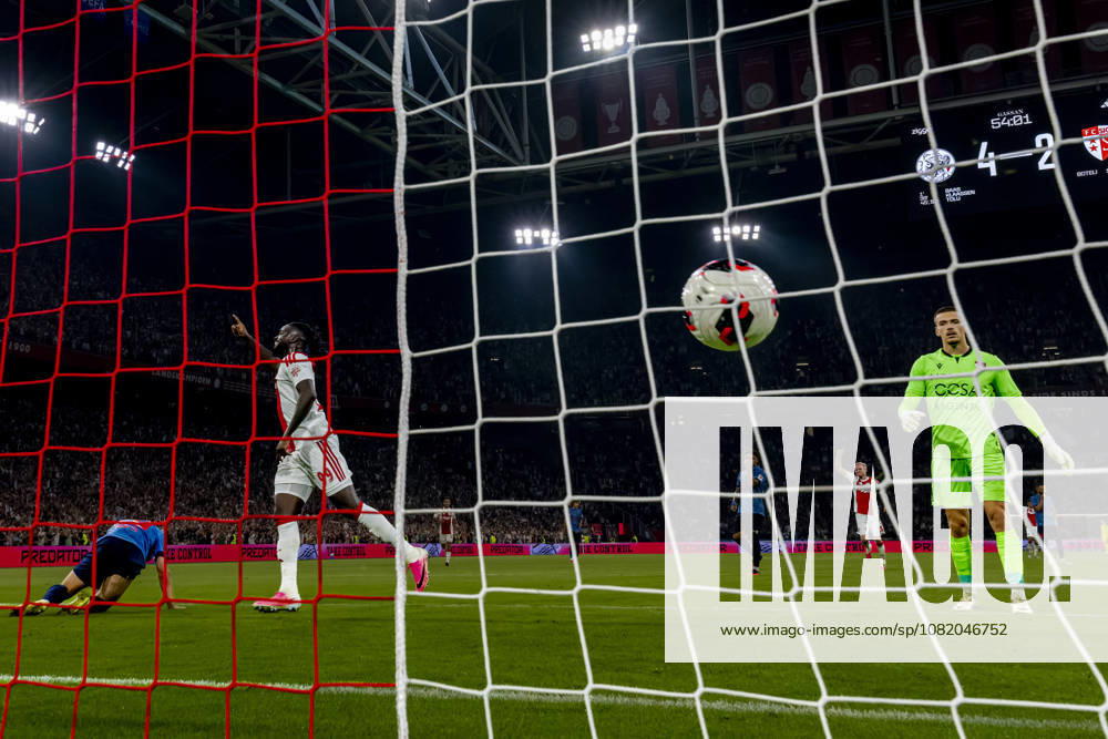 AMSTERDAM AFC Ajax Amsterdam forward Oliver Edvardsen scores the 5 2 goal, whilst AFC Ajax Amsterdam forward Toluwalase Arokodare celebrates his goal during the UEFA Conference League match at the Johan Cruijff ArenA on 27 August 2026 in Amsterdam, the Netherlands. (Photo by DeFodi Images) -