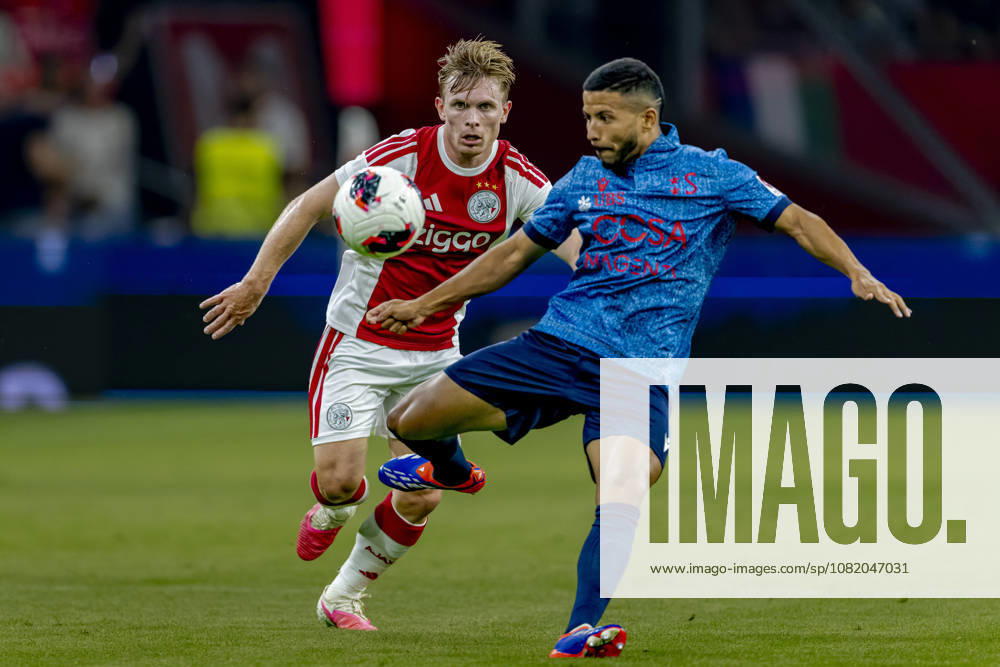 AMSTERDAM AFC Ajax Amsterdam forward Oliver Edvardsen and FC Sion defender Marquinhos during the UEFA Conference League at the Johan Cruijff ArenA on 27 August 2026 in Amsterdam, the Netherlands. (Photo by DeFodi Images) -
