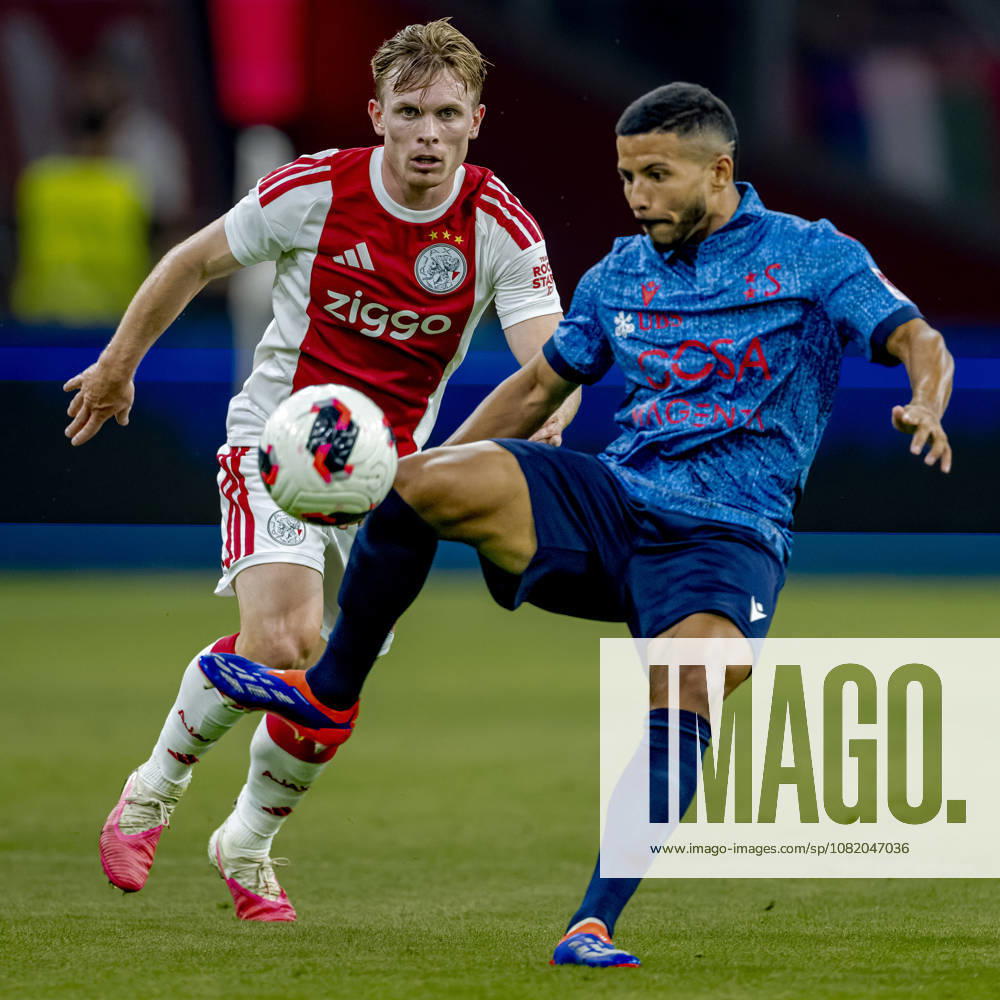 AMSTERDAM AFC Ajax Amsterdam forward Oliver Edvardsen and FC Sion defender Marquinhos during the UEFA Conference League at the Johan Cruijff ArenA on 27 August 2026 in Amsterdam, the Netherlands. (Photo by DeFodi Images) -