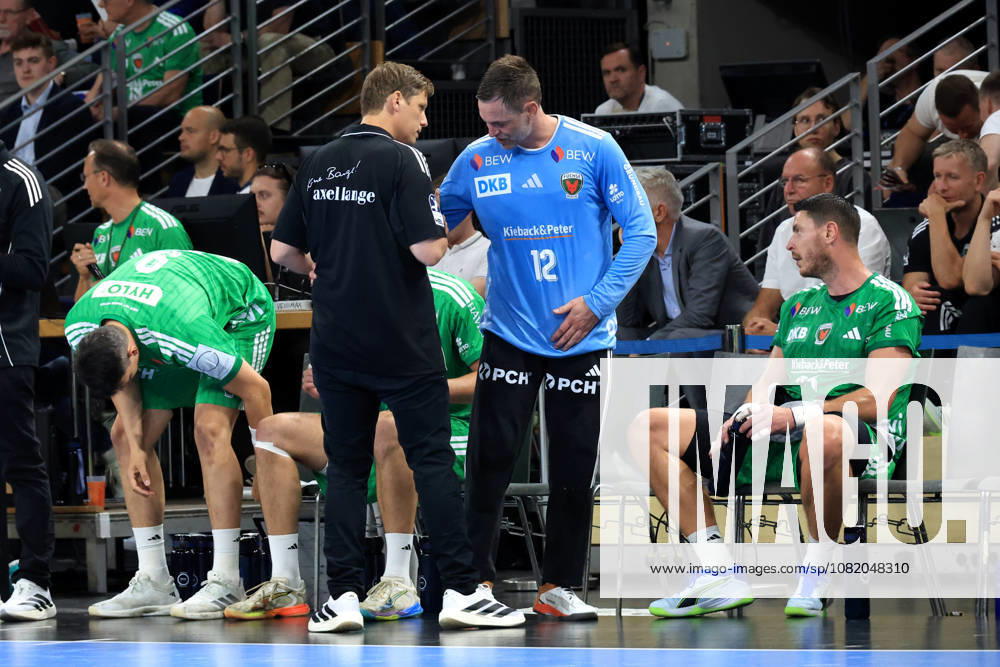 GER Deutschland, Handball, 1.Bundesliga, 27.08.2026, Saison 2026 2027, Berlin, Fuechse Berlin vs Melsungen Cheftrainer Nicolej Krickau ( Fuechse Berlin ), Palicka, Andreas ( Fuechse Berlin 12 ), reden, diskutieren Berlin Max-Schmeling-Halle Berlin Deutschland