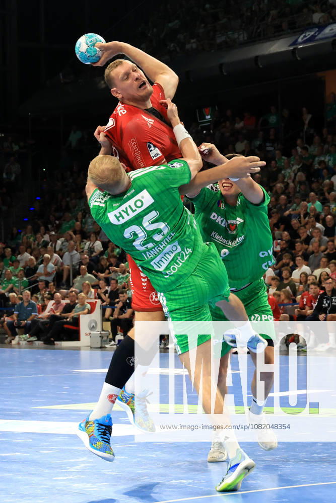 GER Deutschland, Handball, 1.Bundesliga, 27.08.2026, Saison 2026 2027, Berlin, Fuechse Berlin vs Melsungen Simak, Frederik ( Fuechse Berlin 9 ), Matthes Langhoff ( Fuechse Berlin 25 ), Dainis Kristopans ( MT Melsungen 10 ) Berlin Max-Schmeling-Halle Berlin Deutschland