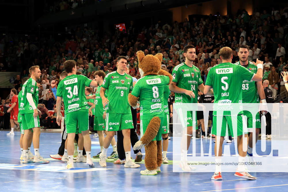 GER Deutschland, Handball, 1.Bundesliga, 27.08.2026, Saison 2026 2027, Berlin, Fuechse Berlin vs Melsungen Fuechse-Spielerkreis, Jubel, jubelt, Freude, Glueck, gluecklich, positive Emotionen, Berlin Max-Schmeling-Halle Berlin Deutschland