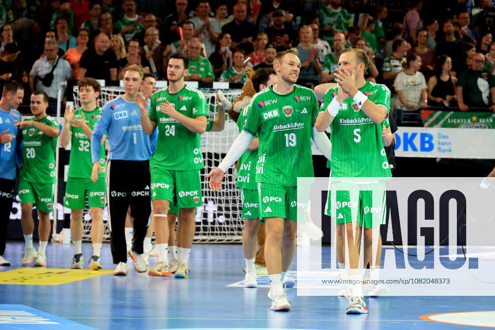 GER Deutschland, Handball, 1.Bundesliga, 27.08.2026, Saison 2026 2027, Berlin, Fuechse Berlin vs Melsungen Fuechse-Spielerkreis, Mathias Gidsel ( Fuechse Berlin 19 ), Prantner, Leo ( Fuechse Berlin 6 )Jubel, jubelt, Freude, Glueck, gluecklich, positive Emotionen, Berlin Max-Schmeling-Halle Berlin Deutschland