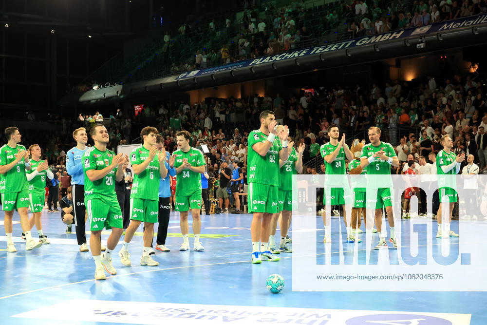 GER Deutschland, Handball, 1.Bundesliga, 27.08.2026, Saison 2026 2027, Berlin, Fuechse Berlin vs Melsungen Fuechse-Spielerkreis, Mathias Gidsel ( Fuechse Berlin 19 ), Prantner, Leo ( Fuechse Berlin 6 )Jubel, jubelt, Freude, Glueck, gluecklich, positive Emotionen, Berlin Max-Schmeling-Halle Berlin Deutschland