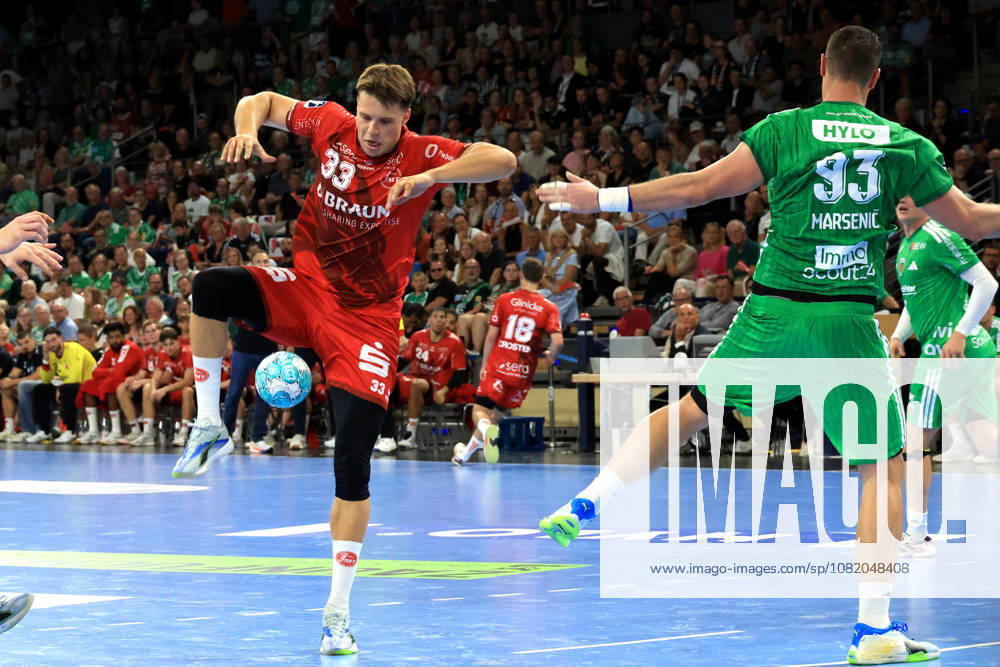 GER Deutschland, Handball, 1.Bundesliga, 27.08.2026, Saison 2026 2027, Berlin, Fuechse Berlin vs Melsungen Mijajlo Marsenic ( Fuechse Berlin 93 ), Aaron Mensing ( MT Melsungen 33 ) Berlin Max-Schmeling-Halle Berlin Deutschland