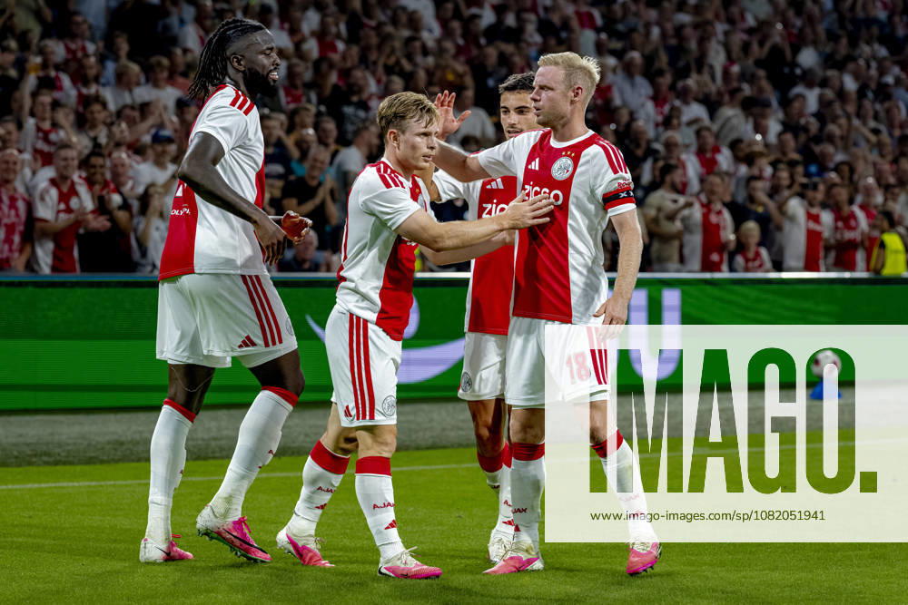 AMSTERDAM AFC Ajax Amsterdam forward Oliver Edvardsen and AFC Ajax Amsterdam midfielder Davy Klaassen during the UEFA Conference League at the Johan Cruijff ArenA on 27 August 2026 in Amsterdam, the Netherlands. (Photo by DeFodi Images) -