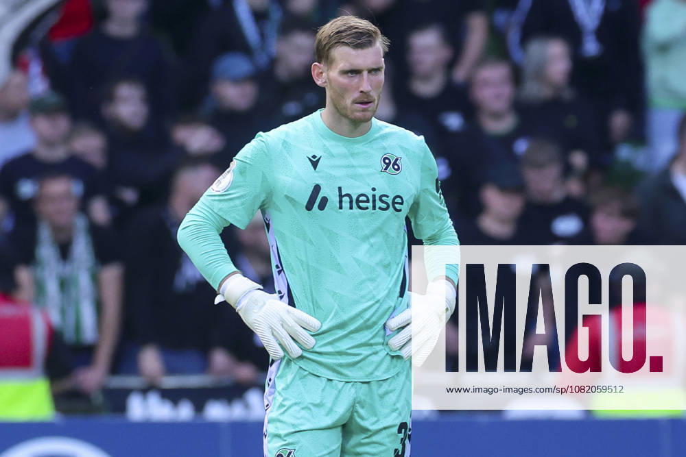 Torhueter Leo Weinkauf (Hannover 96) schaut enttaeuscht waehrend des Spiels des DFB-Pokals zwischen SV Hemelingen und Hannover 96, Weserstadion am 22. August 2026 in Bremen, Deutschland. (Foto von Marco Steinbrenner DeFodi Images) +++ Torhueter Leo Weinkauf (Hannover 96) looks dejected during the DFB-Pokal match between SV Hemelingen and Hannover 96t at Weserstadion on August 22, 2026 in Bremen, Germany. (Photo by Marco Steinbrenner DeFodi Images) (Photo by Marco Steinbrenner DeFodi Images) -