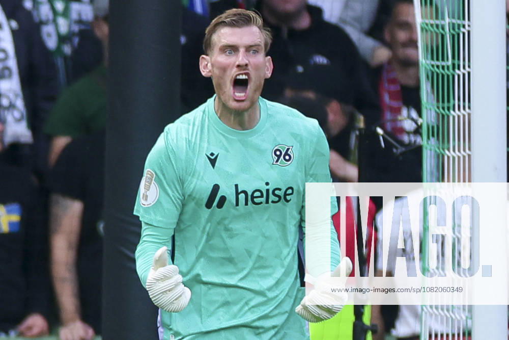 Torhueter Leo Weinkauf (Hannover 96) schaut enttaeuscht waehrend des Spiels des DFB-Pokals zwischen SV Hemelingen und Hannover 96, Weserstadion am 22. August 2026 in Bremen, Deutschland. (Foto von Marco Steinbrenner DeFodi Images) +++ Torhueter Leo Weinkauf (Hannover 96) looks dejected during the DFB-Pokal match between SV Hemelingen and Hannover 96t at Weserstadion on August 22, 2026 in Bremen, Germany. (Photo by Marco Steinbrenner DeFodi Images) (Photo by Marco Steinbrenner DeFodi Images) -