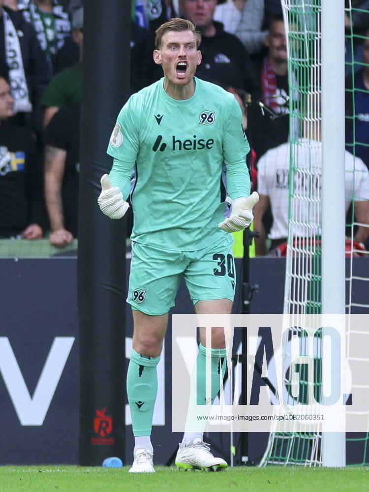Torhueter Leo Weinkauf (Hannover 96) schaut enttaeuscht waehrend des Spiels des DFB-Pokals zwischen SV Hemelingen und Hannover 96, Weserstadion am 22. August 2026 in Bremen, Deutschland. (Foto von Marco Steinbrenner DeFodi Images) +++ Torhueter Leo Weinkauf (Hannover 96) looks dejected during the DFB-Pokal match between SV Hemelingen and Hannover 96t at Weserstadion on August 22, 2026 in Bremen, Germany. (Photo by Marco Steinbrenner DeFodi Images) (Photo by Marco Steinbrenner DeFodi Images) -