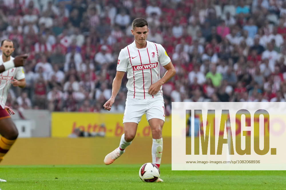 Yannik Engelhardt (SC Freiburg, 16) am Ball , Deutschland, Fussball, UEFA Conference League, Play-offs, Rückspiel, 2026 2027, SC Freiburg vs. Motherwell FC, 27.08.2026, Europa-Park Stadion, Freiburg Freiburg Europa-Park Stadion Baden-Württemberg Deutschland