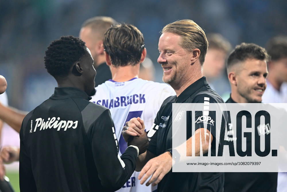 Schlussjubel, Jubel, jubeln, Freude, cheers, Trainer Timo SCHULTZ (VfL Osnabrueck) dankt dem Torschuetzen Ismail BADJIE (VfL Osnabrueck) Fussball 2. Bundesliga, 3. Spieltag, VfL Bochum (BO) - VfL Osnabrueck (OS) 0-1 am 28.08.2026 im Vonovia Ruhrstadion Bochum Deutschland. DFL regulations prohibit any use of photographs as image sequences and or quasi-video Â