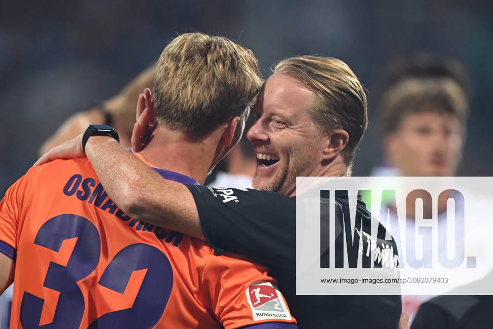 Schlussjubel, Jubel, jubeln, Freude, cheers, Trainer Timo SCHULTZ (VfL Osnabrueck) umarmt Torwart Jonas KRUMREY (VfL Osnabrueck) Fussball 2. Bundesliga, 3. Spieltag, VfL Bochum (BO) - VfL Osnabrueck (OS) 0-1 am 28.08.2026 im Vonovia Ruhrstadion Bochum Deutschland. DFL regulations prohibit any use of photographs as image sequences and or quasi-video Â