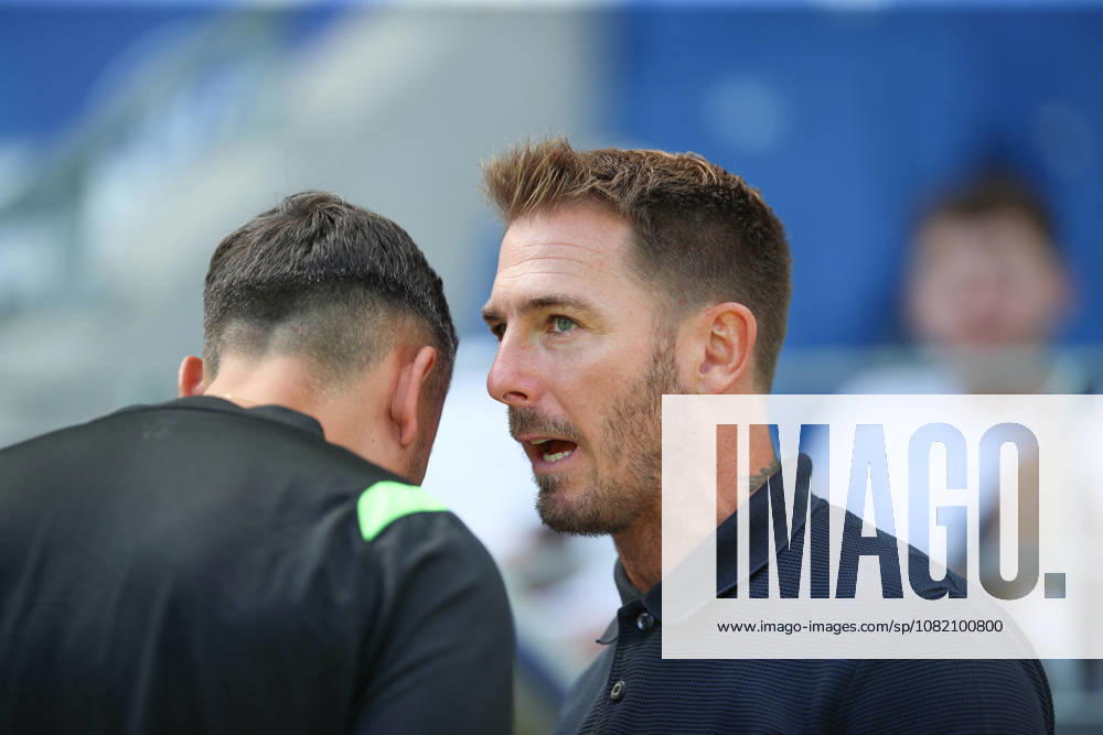 Tobias Strobl (VfL Wolfsburg, Chef-Trainer), Karlsruher SC vs. VfL Wolfsburg, 2. Bundesliga, 3. Spieltag, 2026 2027, 29.08.2026, DFL REGULATIONS PROHIBIT ANY USE OF PHOTOGRAPHS AS IMAGE SEQUENCES AND OR QUASI-VIDEO, Karlsruher SC vs. VfL Wolfsburg, 2. Bundesliga, 3. Spieltag, 2026 2027, 29.08.2026 Karlsruhe