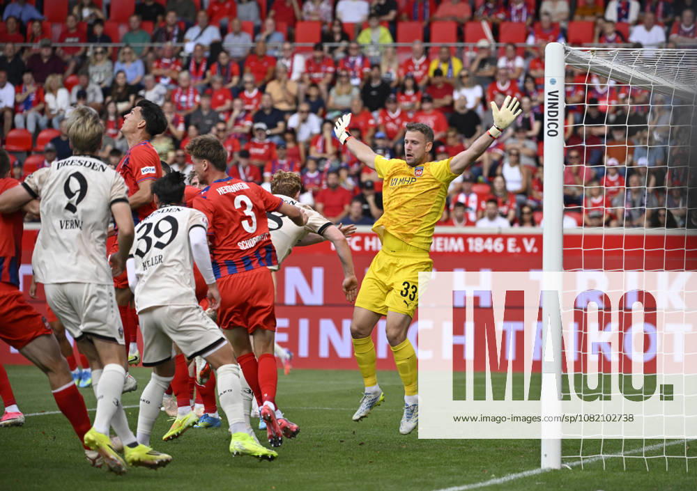 Strafraumszene, Torraumszene Torwart Thomas Daehne 1. FC Heidenheim 1846 FCH (33) 1. FC Heidenheim 1846 FCH vs SG Dynamo Dresden SGD 29.08.2026 DFL REGULATIONS PROHIBIT ANY USE OF PHOTOGRAPHS AS IMAGE SEQUENCES AND OR QUASI-VIDEO 1. FC Heidenheim 1846 FCH vs SG Dynamo Dresden SGD