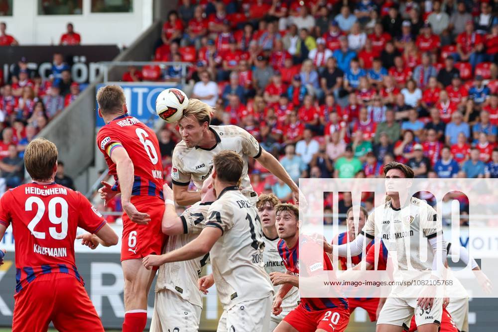 Vincent Vermeij 9 (SG Dynamo Dresden) mit einer Kopfballaktion gegen Patrick Mainka 6 (1FC Heidenheim 1846), 1. FC Heidenheim 1846 vs. SG Dynamo Dresden, Fussball, Maenner, 2. Bundesliga, Saison 2026 2027, Hinrunde, 3. Spieltag, 29.08.2026 DFB regulations prohibit any use of photographs as image sequences and or quasi-video Heidenheim Baden-Wuerttemberg Deutschland