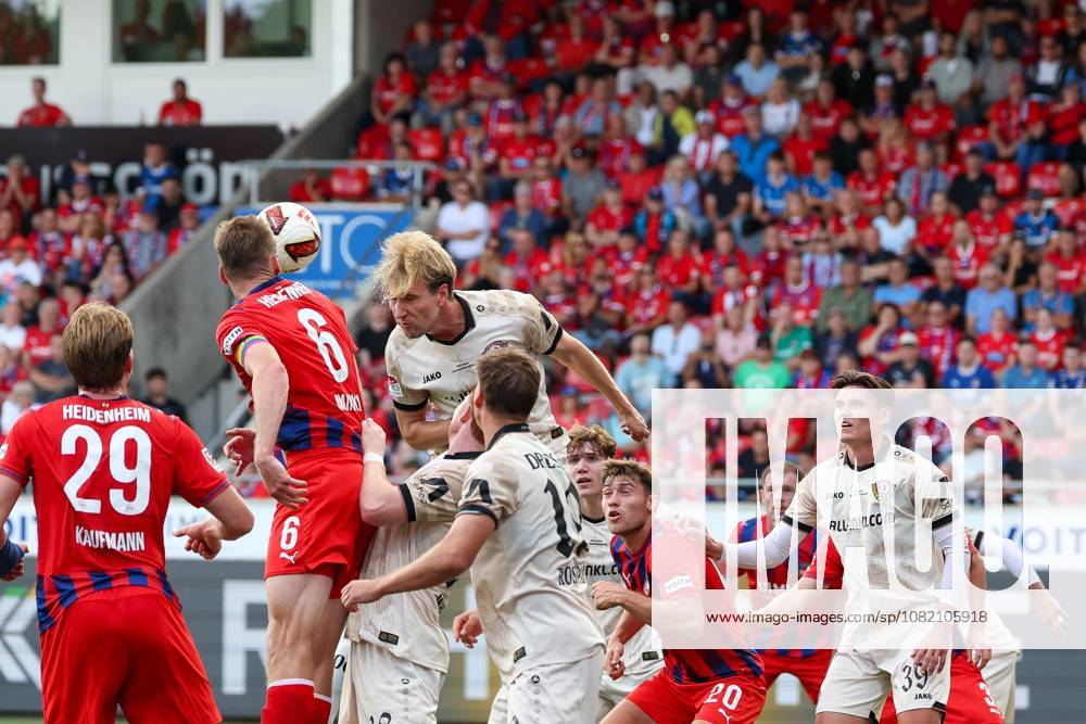 Vincent Vermeij 9 (SG Dynamo Dresden) mit einer Kopfballaktion gegen Patrick Mainka 6 (1FC Heidenheim 1846), 1. FC Heidenheim 1846 vs. SG Dynamo Dresden, Fussball, Maenner, 2. Bundesliga, Saison 2026 2027, Hinrunde, 3. Spieltag, 29.08.2026 DFB regulations prohibit any use of photographs as image sequences and or quasi-video Heidenheim Baden-Wuerttemberg Deutschland