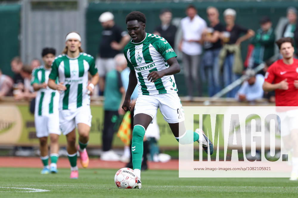 Ramiz Hamouda (SV Werder Bremen II, 24) am Ball, Einzelbild, Ganzkörper, Aktion, Action, Spielszene, 29.08.2026, Bremen (Deutschland), Fussball, Regionalliga Nord, SV Werder Bremen II - HSC Hannover