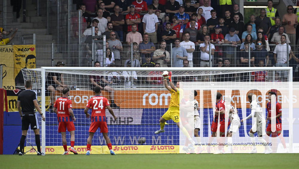Strafraumszene, Torraumszene Torwart Thomas Daehne 1. FC Heidenheim 1846 FCH (33) Aktion 1. FC Heidenheim 1846 FCH vs SG Dynamo Dresden SGD 29.08.2026 DFL REGULATIONS PROHIBIT ANY USE OF PHOTOGRAPHS AS IMAGE SEQUENCES AND OR QUASI-VIDEO 1. FC Heidenheim 1846 FCH vs SG Dynamo Dresden SGD