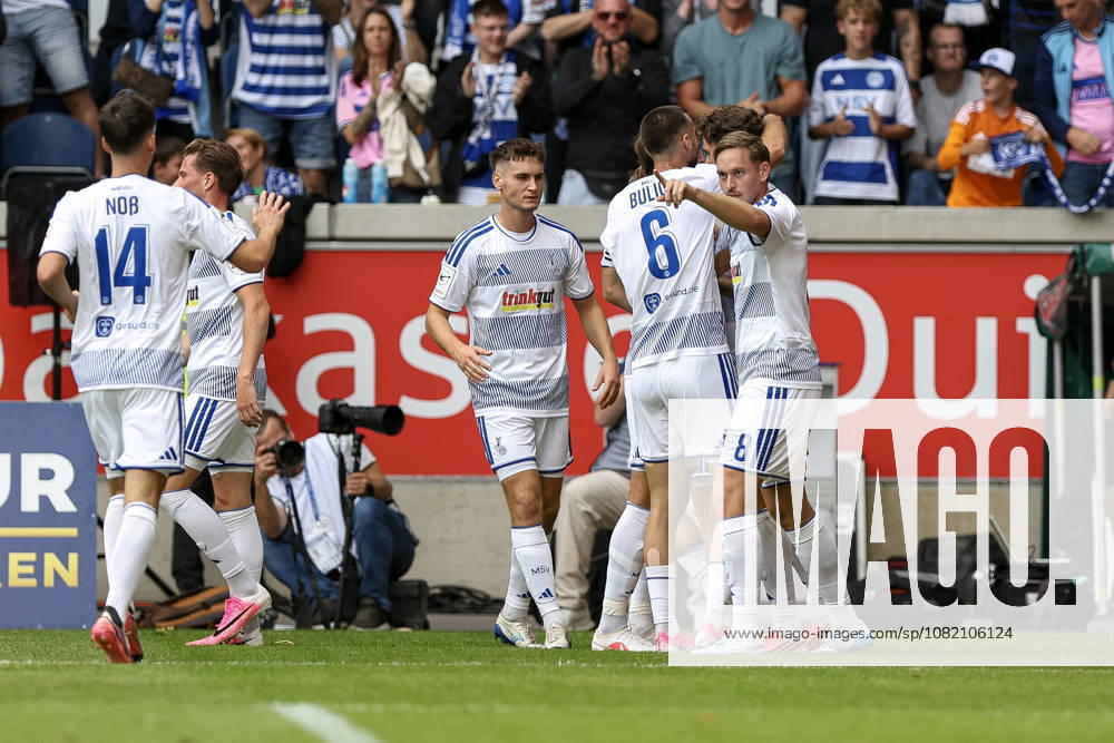 GER, Fussball, Herren, 3. Liga, Saison 2026 2027, MSV Duisburg - FC Würzburger Kickers Lex-Tyger Lobinger (Duisburg) Torjubel, jubelt mit seiner Mannschaft nach dem Treffer zum 1:0 Duisburg schauinsland-reisen-Arena Nordrhein-Westfalen Deutschland
