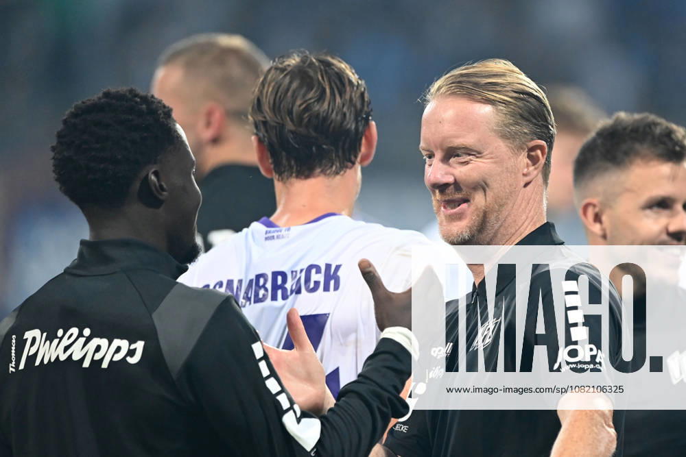 Schlussjubel, Jubel, jubeln, Freude, cheers, Trainer Timo SCHULTZ (VfL Osnabrueck) dankt dem Torschuetzen Ismail BADJIE (VfL Osnabrueck) Fussball 2. Bundesliga, 3. Spieltag, VfL Bochum (BO) - VfL Osnabrueck (OS) 0-1 am 28.08.2026 im Vonovia Ruhrstadion Bochum Deutschland. DFL regulations prohibit any use of photographs as image sequences and or quasi-video Â