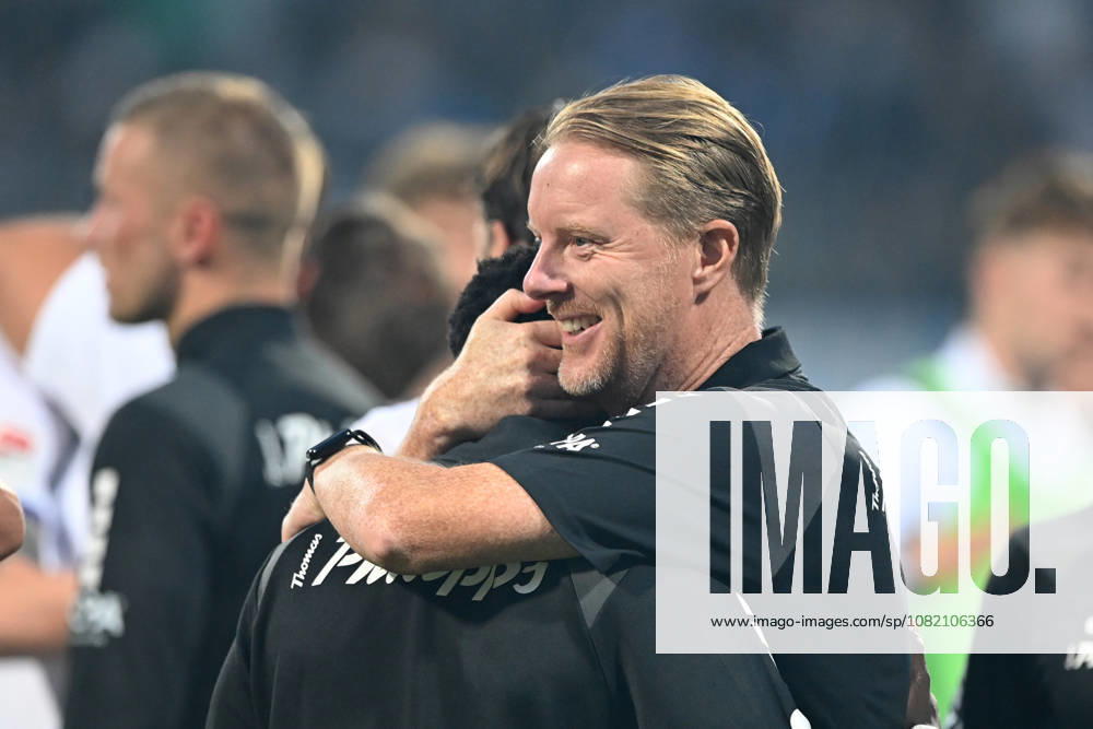 Schlussjubel, Jubel, jubeln, Freude, cheers, Trainer Timo SCHULTZ (VfL Osnabrueck) dankt dem Torschuetzen Ismail BADJIE (VfL Osnabrueck) Fussball 2. Bundesliga, 3. Spieltag, VfL Bochum (BO) - VfL Osnabrueck (OS) 0-1 am 28.08.2026 im Vonovia Ruhrstadion Bochum Deutschland. DFL regulations prohibit any use of photographs as image sequences and or quasi-video Â