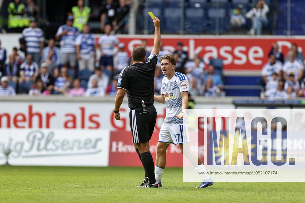 GER, Fussball, Herren, 3. Liga, Saison 2026 2027, MSV Duisburg - FC Würzburger Kickers Patrick Sussek (Duisburg) erhält die gelbe Karte von Schiedsrichter Niclas Rose Duisburg schauinsland-reisen-Arena Nordrhein-Westfalen Deutschland