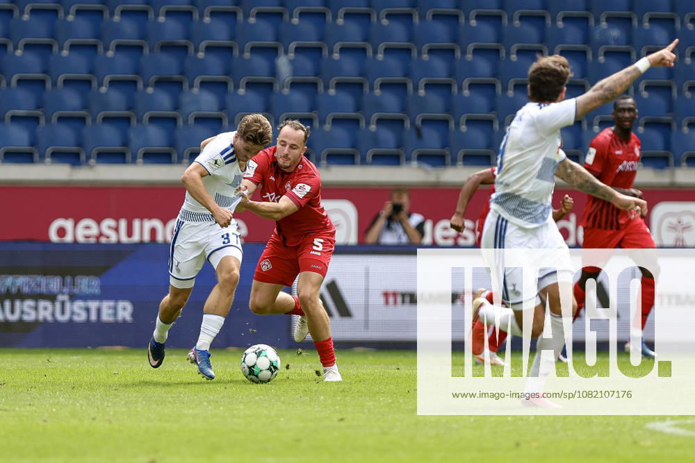 GER, Fussball, Herren, 3. Liga, Saison 2026 2027, MSV Duisburg - FC Würzburger Kickers Patrick Sussek (Duisburg) und Leo Eberle (Würzburg) im Kampf um den Ball Duisburg schauinsland-reisen-Arena Nordrhein-Westfalen Deutschland