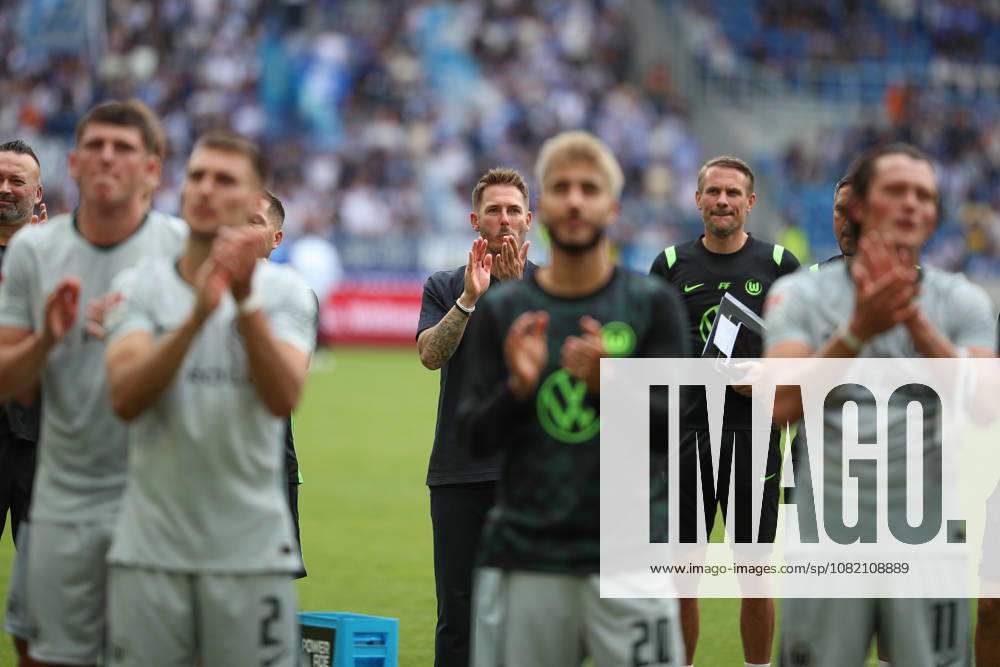 Tobias Strobl (VfL Wolfsburg, Chef-Trainer) mit der Mannschaft bei den Fans nach dem Sieg, Karlsruher SC vs. VfL Wolfsburg, 2. Bundesliga, 3. Spieltag, 2026 2027, 29.08.2026, DFL REGULATIONS PROHIBIT ANY USE OF PHOTOGRAPHS AS IMAGE SEQUENCES AND OR QUASI-VIDEO, Karlsruher SC vs. VfL Wolfsburg, 2. Bundesliga, 3. Spieltag, 2026 2027, 29.08.2026 Karlsruhe