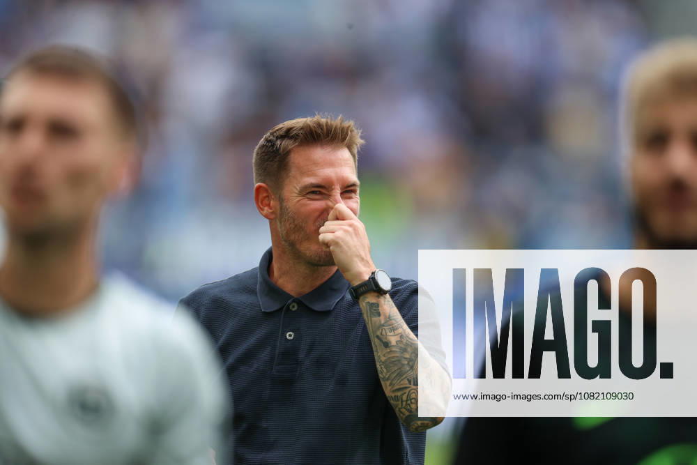 Tobias Strobl (VfL Wolfsburg, Chef-Trainer) bei den Fans nach der Partie, Karlsruher SC vs. VfL Wolfsburg, 2. Bundesliga, 3. Spieltag, 2026 2027, 29.08.2026, DFL REGULATIONS PROHIBIT ANY USE OF PHOTOGRAPHS AS IMAGE SEQUENCES AND OR QUASI-VIDEO, Karlsruher SC vs. VfL Wolfsburg, 2. Bundesliga, 3. Spieltag, 2026 2027, 29.08.2026 Karlsruhe