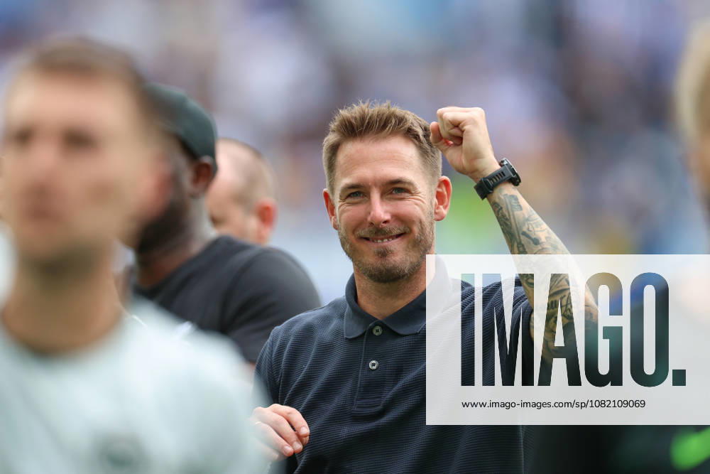 Tobias Strobl (VfL Wolfsburg, Chef-Trainer) happy bei den Fans, Karlsruher SC vs. VfL Wolfsburg, 2. Bundesliga, 3. Spieltag, 2026 2027, 29.08.2026, DFL REGULATIONS PROHIBIT ANY USE OF PHOTOGRAPHS AS IMAGE SEQUENCES AND OR QUASI-VIDEO, Karlsruher SC vs. VfL Wolfsburg, 2. Bundesliga, 3. Spieltag, 2026 2027, 29.08.2026 Karlsruhe