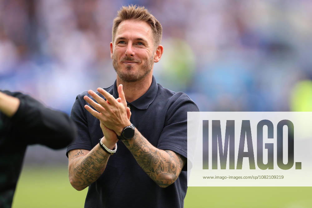Tobias Strobl (VfL Wolfsburg, Chef-Trainer) in der Kurve bei den Fans, Karlsruher SC vs. VfL Wolfsburg, 2. Bundesliga, 3. Spieltag, 2026 2027, 29.08.2026, DFL REGULATIONS PROHIBIT ANY USE OF PHOTOGRAPHS AS IMAGE SEQUENCES AND OR QUASI-VIDEO, Karlsruher SC vs. VfL Wolfsburg, 2. Bundesliga, 3. Spieltag, 2026 2027, 29.08.2026 Karlsruhe