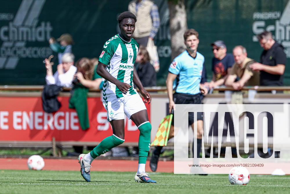 Ramiz Hamouda (SV Werder Bremen II, 24) am Ball, Einzelbild, Ganzkörper, Aktion, Action, Spielszene, 29.08.2026, Bremen (Deutschland), Fussball, Regionalliga Nord, SV Werder Bremen II - HSC Hannover