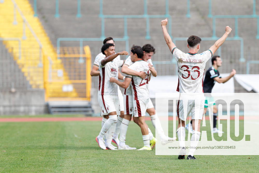 Team (FC Augsburg II) Tor zum 2 : 1 beim Spiel zwischen FC Augsburg II v SC Eltersdorf, Fussball, Herren, Regionalliga Bayern, 2026 2027, 6.Spieltag am 29.08.2026 in Augsburg, Rosenaustadion. Bayern Deutschland