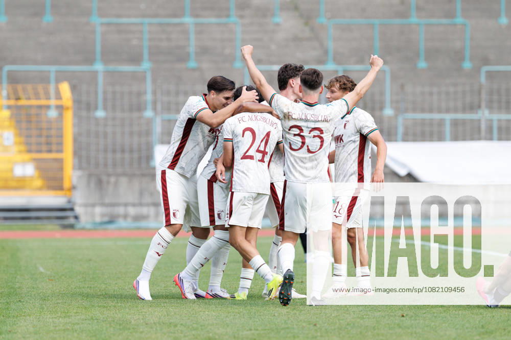 Team (FC Augsburg II) Tor zum 2 : 1 beim Spiel zwischen FC Augsburg II v SC Eltersdorf, Fussball, Herren, Regionalliga Bayern, 2026 2027, 6.Spieltag am 29.08.2026 in Augsburg, Rosenaustadion. Bayern Deutschland