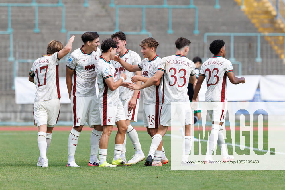 Team (FC Augsburg II) Tor zum 2 : 1 beim Spiel zwischen FC Augsburg II v SC Eltersdorf, Fussball, Herren, Regionalliga Bayern, 2026 2027, 6.Spieltag am 29.08.2026 in Augsburg, Rosenaustadion. Bayern Deutschland