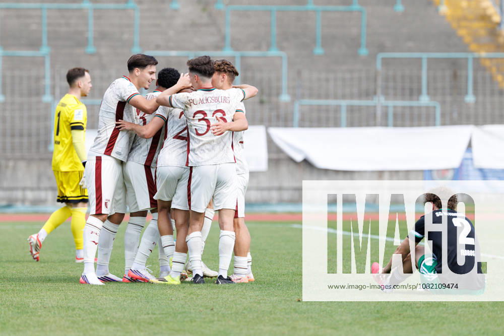 Team (FC Augsburg II) Tor zum 2 : 1 beim Spiel zwischen FC Augsburg II v SC Eltersdorf, Fussball, Herren, Regionalliga Bayern, 2026 2027, 6.Spieltag am 29.08.2026 in Augsburg, Rosenaustadion. Bayern Deutschland