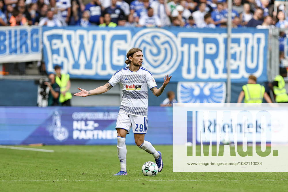 GER, Fussball, Herren, 3. Liga, Saison 2026 2027, MSV Duisburg - FC Würzburger Kickers Joshua Bitter (Duisburg) gestikuliert, Gestik in Aktion am Ball, Einzelaktion Duisburg schauinsland-reisen-Arena Nordrhein-Westfalen Deutschland