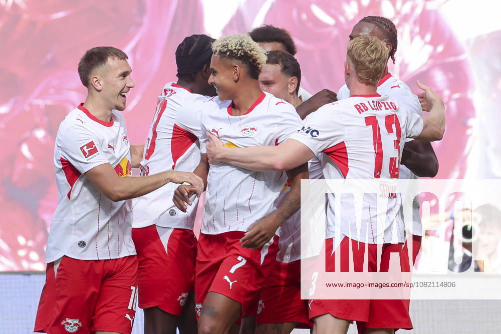 Antonio Nusa (RB Leipzig) bejubelt seinen Treffer mit den Teamkollegen waehrend des Spiels der 1. Bundesliga zwischen RB Leipzig und Borussia Moenchengladbach, Red Bull Arena am 29. August 2026 in Leipzig, Deutschland. (Foto von Marco Steinbrenner DeFodi Images) +++ Antonio Nusa (RB Leipzig) celebrates his goal with teammates during the Bundesliga match between RB Leipzig and Borussia Moenchengladbach at Red Bull Arena on August 29, 2026 in Leipzig, Germany. (Photo by Marco Steinbrenner DeFodi Images) DFB DFL REGULATIONS PROHIBIT ANY USE OF PHOTOGRAPHS AS IMAGE SEQUENCES AND OR QUASI-VIDEO. (Photo by Marco Steinbrenner DeFodi Images) -