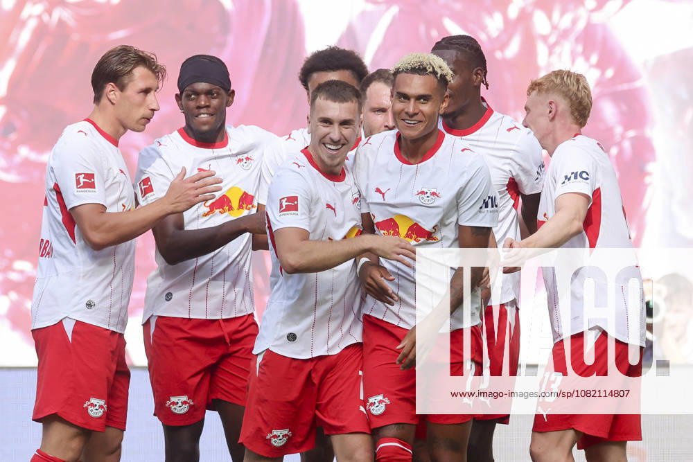 Antonio Nusa (RB Leipzig) bejubelt seinen Treffer mit den Teamkollegen waehrend des Spiels der 1. Bundesliga zwischen RB Leipzig und Borussia Moenchengladbach, Red Bull Arena am 29. August 2026 in Leipzig, Deutschland. (Foto von Marco Steinbrenner DeFodi Images) +++ Antonio Nusa (RB Leipzig) celebrates his goal with teammates during the Bundesliga match between RB Leipzig and Borussia Moenchengladbach at Red Bull Arena on August 29, 2026 in Leipzig, Germany. (Photo by Marco Steinbrenner DeFodi Images) DFB DFL REGULATIONS PROHIBIT ANY USE OF PHOTOGRAPHS AS IMAGE SEQUENCES AND OR QUASI-VIDEO. (Photo by Marco Steinbrenner DeFodi Images) -
