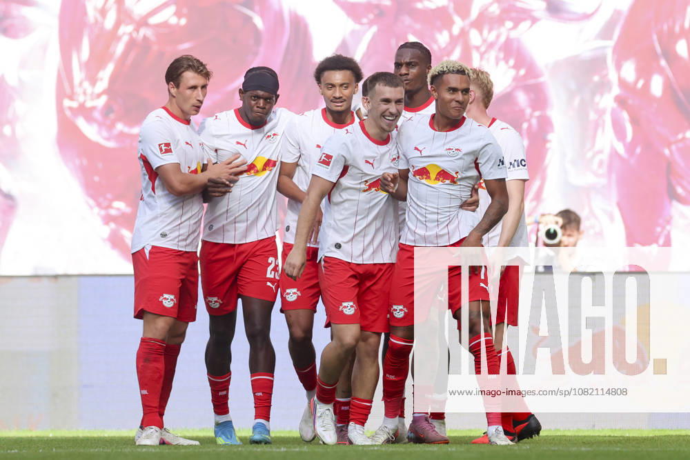 Antonio Nusa (RB Leipzig) bejubelt seinen Treffer mit den Teamkollegen waehrend des Spiels der 1. Bundesliga zwischen RB Leipzig und Borussia Moenchengladbach, Red Bull Arena am 29. August 2026 in Leipzig, Deutschland. (Foto von Marco Steinbrenner DeFodi Images) +++ Antonio Nusa (RB Leipzig) celebrates his goal with teammates during the Bundesliga match between RB Leipzig and Borussia Moenchengladbach at Red Bull Arena on August 29, 2026 in Leipzig, Germany. (Photo by Marco Steinbrenner DeFodi Images) DFB DFL REGULATIONS PROHIBIT ANY USE OF PHOTOGRAPHS AS IMAGE SEQUENCES AND OR QUASI-VIDEO. (Photo by Marco Steinbrenner DeFodi Images) -