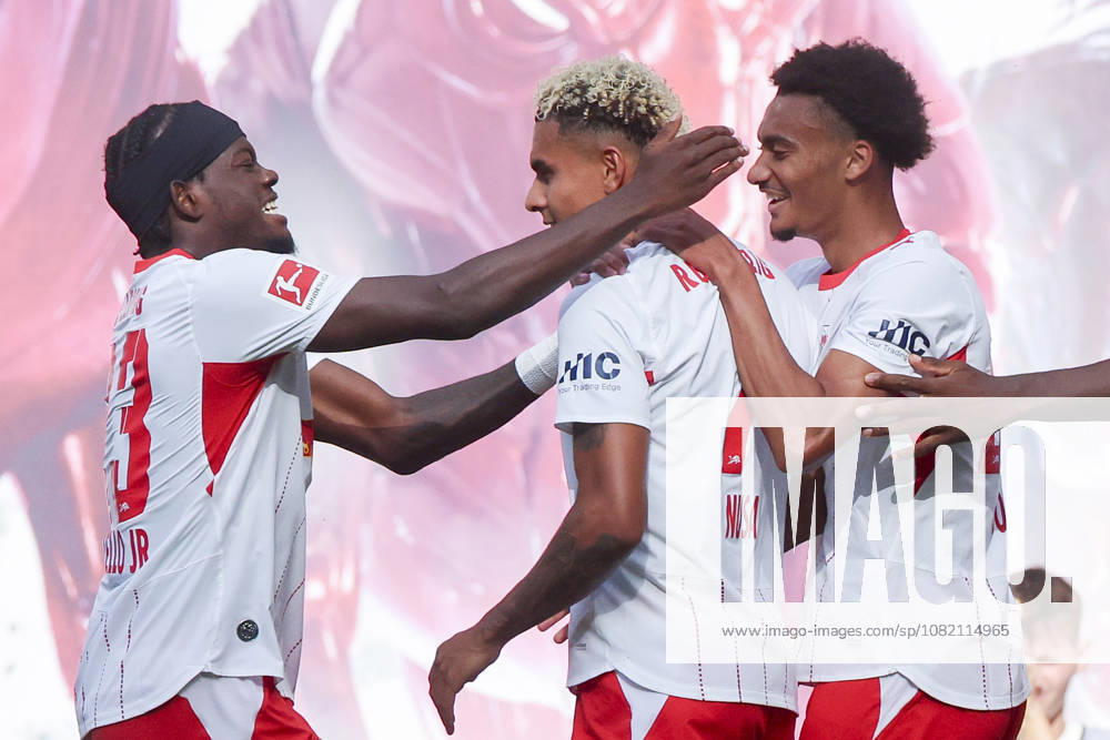 Antonio Nusa (RB Leipzig) bejubelt seinen Treffer zum 2:0 mit Castello Lukeba (RB Leipzig) und Tidiam Gomis (RB Leipzig) waehrend des Spiels der 1. Bundesliga zwischen RB Leipzig und Borussia Moenchengladbach, Red Bull Arena am 29. August 2026 in Leipzig, Deutschland. (Foto von Marco Steinbrenner DeFodi Images) +++ Antonio Nusa (RB Leipzig) celebrates after scoring his teams second goal with Castello Lukeba (RB Leipzig) and Tidiam Gomis (RB Leipzig) during the Bundesliga match between RB Leipzig and Borussia Moenchengladbach at Red Bull Arena on August 29, 2026 in Leipzig, Germany. (Photo by Marco Steinbrenner DeFodi Images) DFB DFL REGULATIONS PROHIBIT ANY USE OF PHOTOGRAPHS AS IMAGE SEQUENCES AND OR QUASI-VIDEO. (Photo by Marco Steinbrenner DeFodi Images) -